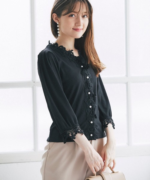 tocco closet(トッコ クローゼット)の「フラワーレース装飾パール釦テレコリブカットソーカーディガン(カーディガン/ボレロ・レディース・ブラック/ベージュ/サックスブルー・M)」の14枚目の写真