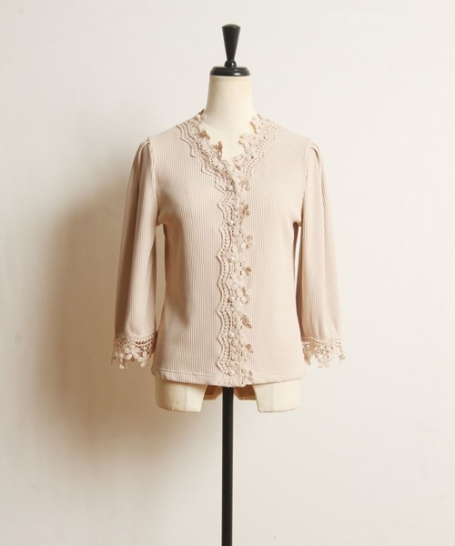 tocco closet(トッコ クローゼット)の「フラワーレース装飾パール釦テレコリブカットソーカーディガン(カーディガン/ボレロ・レディース・ブラック/ベージュ/サックスブルー・M)」の17枚目の写真
