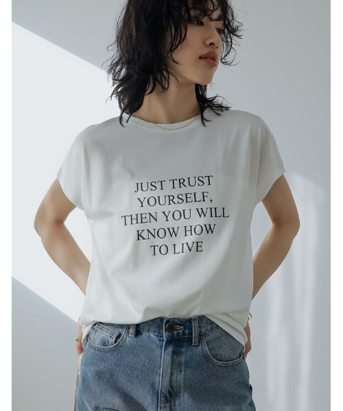 Re:EDIT（リエディ）の「[新デザイン追加][UVカット][接触冷感][紫外線対策][累計販売枚数2.1万枚突破！]選べるフロントロゴorフォトフレンチスリーブTシャツ（Tシャツ/カットソー・レディース・ブラック/オフホワイト/モカ/グレイッシュベージュ/ブラック系その他/ホワイト系その他/ブラック系その他2/ブラック系その他3/ホワイト系その他2/ホワイト系その他3/ホワイト系その他4/ブラック系その他4・MEDIUM/LARGE）」の4枚目の写真