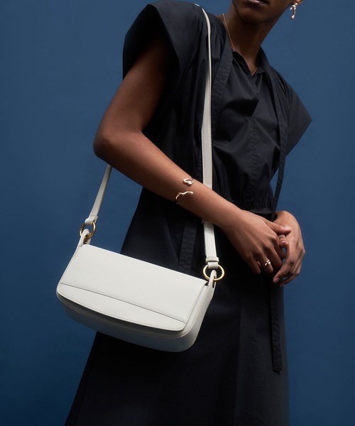CHARLES & KEITH（チャールズ & キース）の「コイルド トップハンドルショルダーバッグ / Coiled Top Handle Shoulder Bag（ショルダーバッグ・レディース・ブラック/ライトブラウン/クリーム・M）」の18枚目の写真