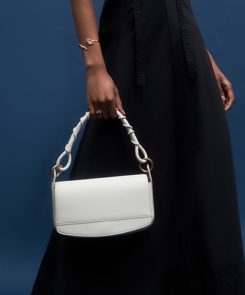 CHARLES & KEITH（チャールズ & キース）の「コイルド トップハンドルショルダーバッグ / Coiled Top Handle Shoulder Bag（ショルダーバッグ・レディース・ブラック/ライトブラウン/クリーム・M）」の20枚目の写真