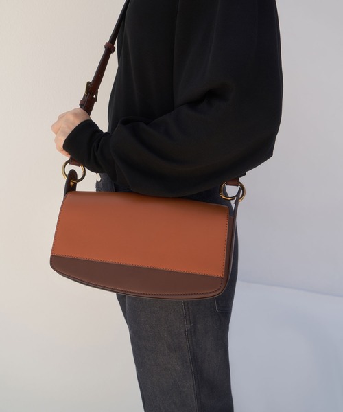 CHARLES & KEITH（チャールズ & キース）の「コイルド トップハンドルショルダーバッグ / Coiled Top Handle Shoulder Bag（ショルダーバッグ・レディース・ブラック/ライトブラウン/クリーム・M）」の11枚目の写真