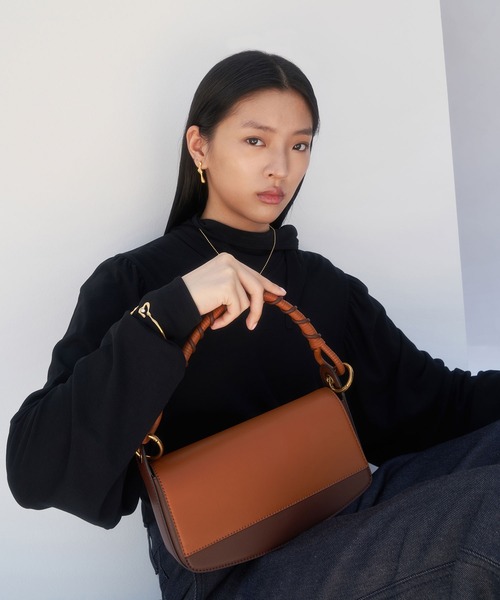 CHARLES & KEITH（チャールズ & キース）の「コイルド トップハンドルショルダーバッグ / Coiled Top Handle Shoulder Bag（ショルダーバッグ・レディース・ブラック/ライトブラウン/クリーム・M）」の13枚目の写真