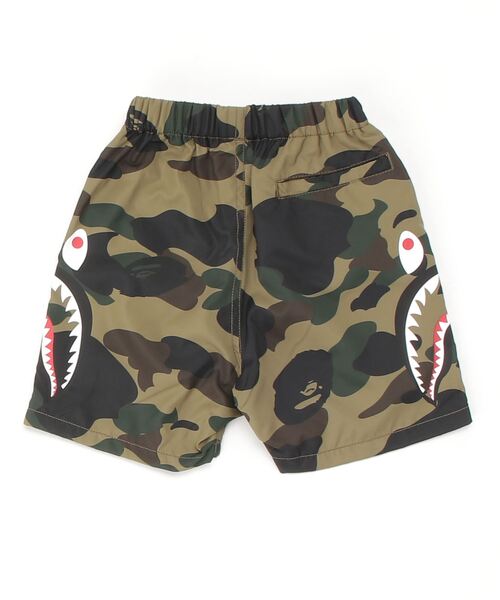 A BATHING APE（アベイシングエイプ）の「1ST CAMO SIDE SHARK BEACH PANTS K（その他パンツ・キッズ・イエロー/グリーン・90/100/110/120/130/140）」の3枚目の写真