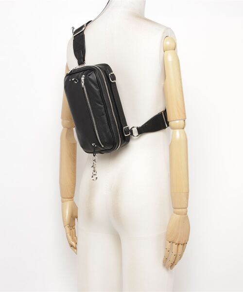 NUNC（ヌンク）の「nunc L Shaped Belt Bag (NN456010)（ボディバッグ/ウエストポーチ・メンズ・ブラック・FREE）」の5枚目の写真