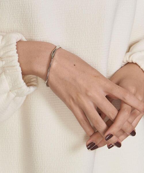 BEAUTY&YOUTH UNITED ARROWS（ビューティーアンドユースユナイテッドアローズ）の「BY メタルフリル バングル（バングル/リストバンド・レディース・シルバー/ゴールド・FREE）」の2枚目の写真