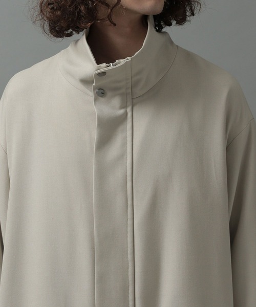 HARE（ハレ）の「ボリュームネックスタンドコート(HARE)（ステンカラーコート・メンズ・ライトベージュ/ブラック・SMALL/MEDIUM）」の14枚目の写真
