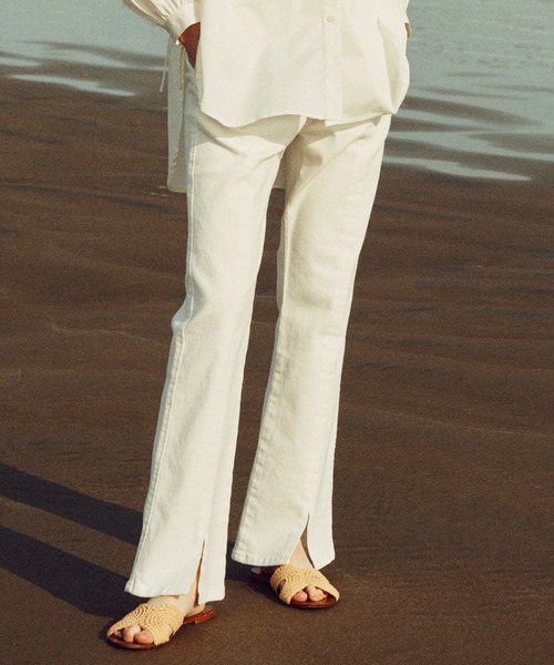 MILKFED.(ミルクフェド)の「DENIM SLIT PANTS(デニムパンツ・レディース・ホワイト/インディゴブルー/ライトインディゴブルー・XS/S/M)」の1枚目の写真