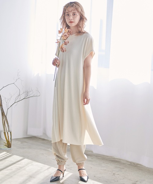Dita(ディータ)の「バックスリットWAVEプリーツロングトップス(Tシャツ/カットソー・レディース・ブラック/ナチュラル/レッドパープル・M/L)」の13枚目の写真
