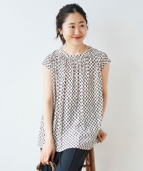 le.coeur blanc（ルクールブラン）の「コモンプリントギャザーブラウス（シャツ/ブラウス・レディース・ホワイト系その他2/グリーン系その他・38）」の2枚目の写真