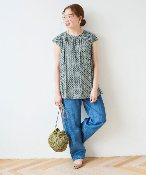 le.coeur blanc（ルクールブラン）の「コモンプリントギャザーブラウス（シャツ/ブラウス・レディース・ホワイト系その他2/グリーン系その他・38）」の4枚目の写真