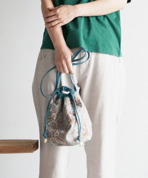 LBC(エルビーシー)の「リバーシブル巾着ショルダーバッグ(ショルダーバッグ・レディース・ベージュ/ブラウン・FREE)」の4枚目の写真