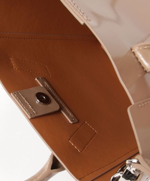 AMERICAN RAG CIE（アメリカンラグシー）の「ガラスレザーバッグ（ハンドバッグ・レディース・ベージュ/ブラック・FREE）」の6枚目の写真