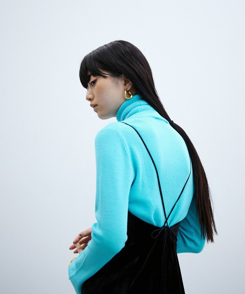 ADAM ET ROPE'（アダムエロペ）の「アンチピリングリブタートルネックプルオーバー（ニット/セーター・レディース・ホワイト/ブラック/イエロー/レッド/ピンク/サックスブルー・FREE）」の3枚目の写真