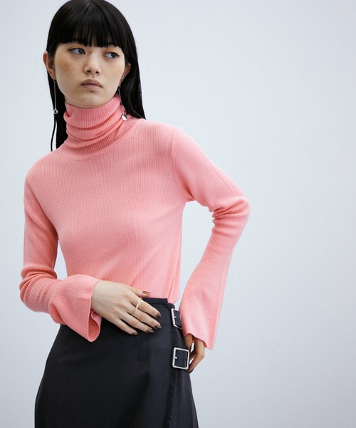 ADAM ET ROPE'（アダムエロペ）の「アンチピリングリブタートルネックプルオーバー（ニット/セーター・レディース・ホワイト/ブラック/イエロー/レッド/ピンク/サックスブルー・FREE）」の5枚目の写真