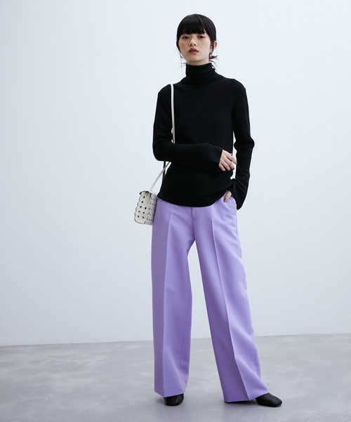 ADAM ET ROPE'（アダムエロペ）の「アンチピリングリブタートルネックプルオーバー（ニット/セーター・レディース・ホワイト/ブラック/イエロー/レッド/ピンク/サックスブルー・FREE）」の7枚目の写真