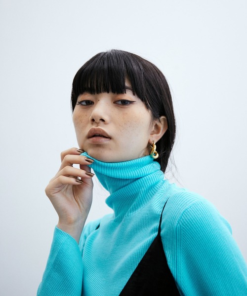 ADAM ET ROPE'（アダムエロペ）の「アンチピリングリブタートルネックプルオーバー（ニット/セーター・レディース・ホワイト/ブラック/イエロー/レッド/ピンク/サックスブルー・FREE）」の17枚目の写真