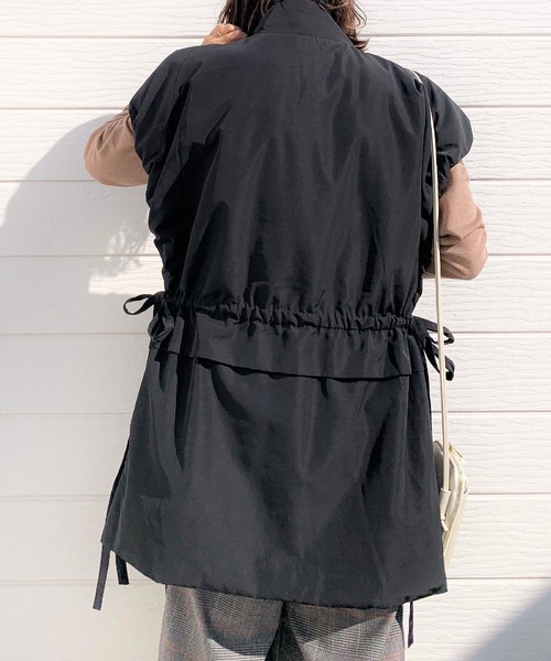 Q(キュー)の「ファイバーダウンショールベスト(ダウンベスト・レディース・ベージュ/ブラック・MEDIUM)」の8枚目の写真