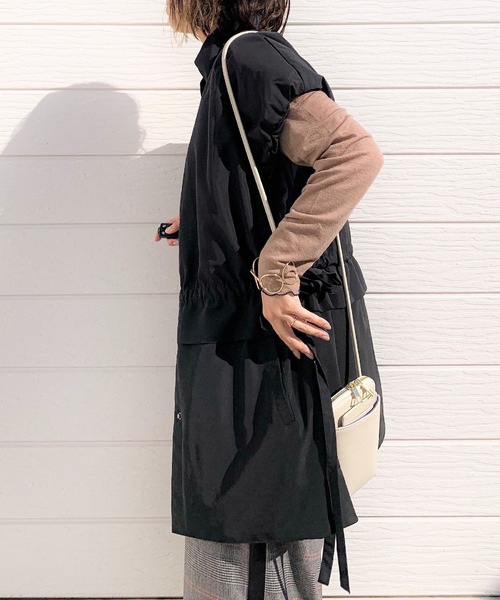 Q(キュー)の「ファイバーダウンショールベスト(ダウンベスト・レディース・ベージュ/ブラック・MEDIUM)」の7枚目の写真