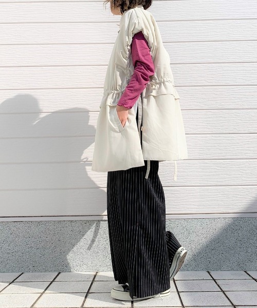 Q(キュー)の「ファイバーダウンショールベスト(ダウンベスト・レディース・ベージュ/ブラック・MEDIUM)」の11枚目の写真