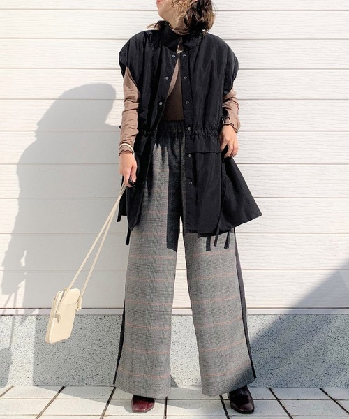 Q(キュー)の「ファイバーダウンショールベスト(ダウンベスト・レディース・ベージュ/ブラック・MEDIUM)」の12枚目の写真