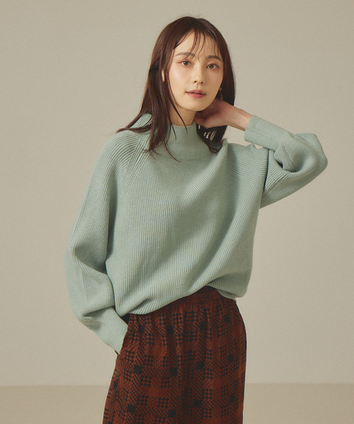 abahouse mavie（アバハウスマヴィ）の「片畦モックネックプルオーバー（ニット/セーター・レディース・ホワイト/ベージュ/セージグリーン/チャコールグレー/スモークピンク/ブルー・フリー）」の4枚目の写真