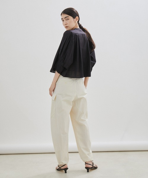 SALON adam et rope'(サロン アダム エ ロペ)の「【洗える】リバーレースボリュームスリーブブラウス(シャツ/ブラウス・レディース・オフホワイト/ブラック・FREE)」の6枚目の写真