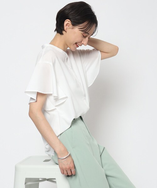 オンでオフでも！袖フリルバンドカラーブラウス