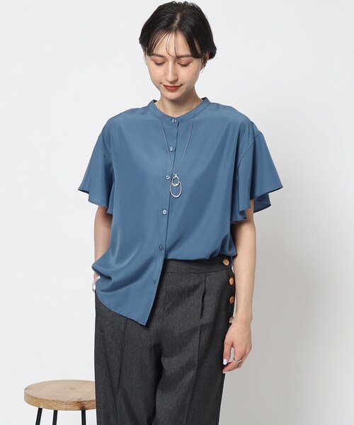 オンでオフでも！袖フリルバンドカラーブラウス