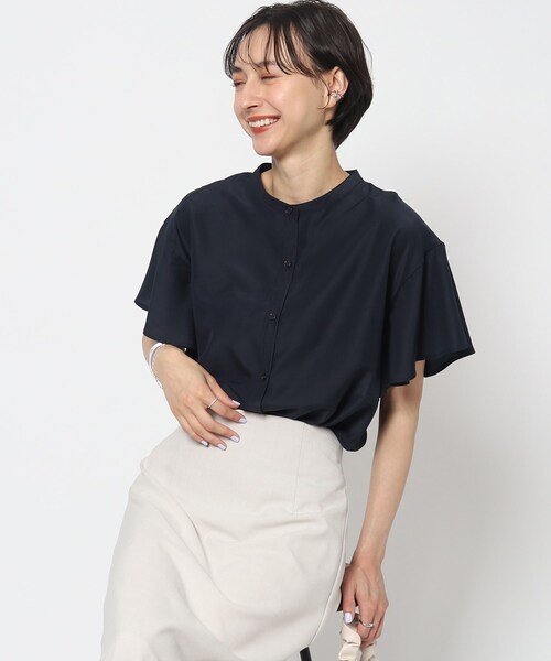 オンでオフでも！袖フリルバンドカラーブラウス