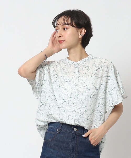 オンでオフでも！袖フリルバンドカラーブラウス