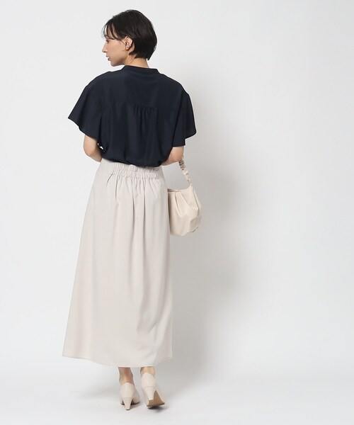 オンでオフでも！袖フリルバンドカラーブラウス