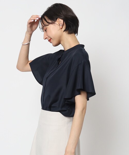 オンでオフでも！袖フリルバンドカラーブラウス