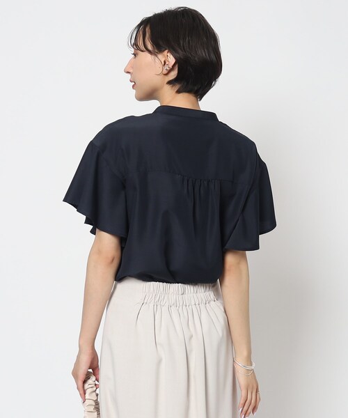 オンでオフでも！袖フリルバンドカラーブラウス