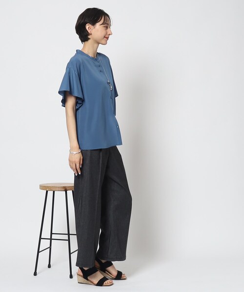 オンでオフでも！袖フリルバンドカラーブラウス