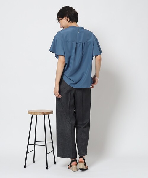 オンでオフでも！袖フリルバンドカラーブラウス