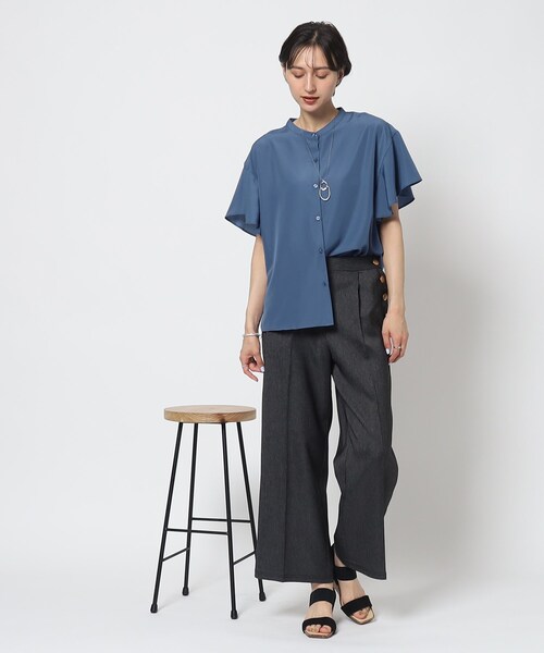 オンでオフでも！袖フリルバンドカラーブラウス