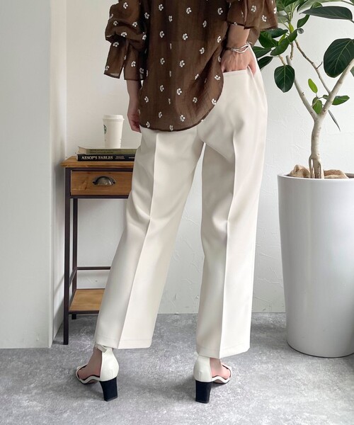 fredy emue（フレディエミュ）の「【セットアップ対応】美脚テーパードパンツ（スラックス・レディース・ベージュ/ネイビー/アイボリー/ラベンダー・38/36）」の12枚目の写真