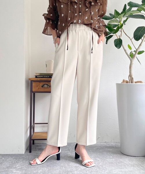 fredy emue（フレディエミュ）の「【セットアップ対応】美脚テーパードパンツ（スラックス・レディース・ベージュ/ネイビー/アイボリー/ラベンダー・38/36）」の15枚目の写真
