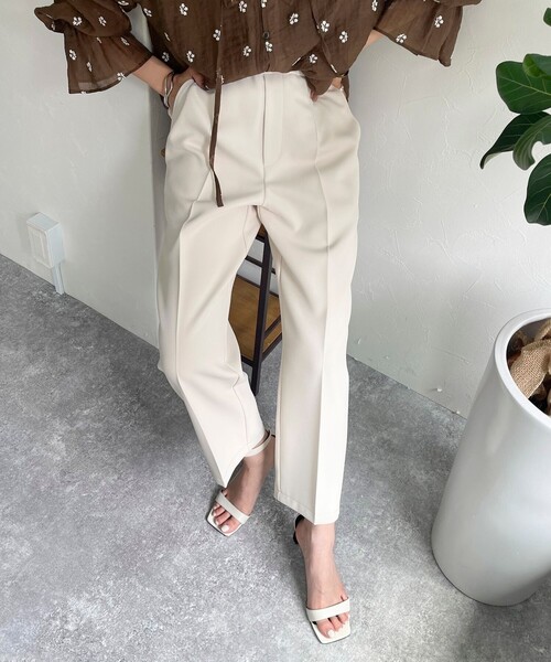 fredy emue（フレディエミュ）の「【セットアップ対応】美脚テーパードパンツ（スラックス・レディース・ベージュ/ネイビー/アイボリー/ラベンダー・38/36）」の18枚目の写真