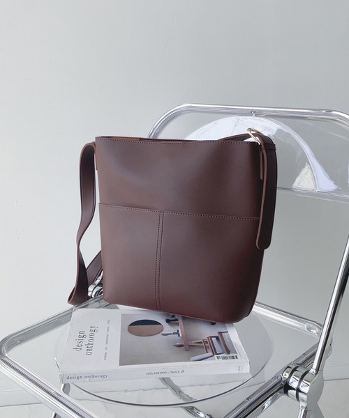 AS KNOW AS plus（アズノゥアズプラス）の「フェイクレザーショルダーバッグ（ショルダーバッグ・レディース・ブラック/ライトベージュ/ダークブラウン/モカ/シルバー・FREE）」の2枚目の写真