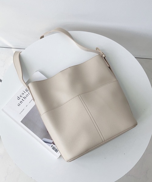 AS KNOW AS plus（アズノゥアズプラス）の「フェイクレザーショルダーバッグ（ショルダーバッグ・レディース・ブラック/ライトベージュ/ダークブラウン/モカ/シルバー・FREE）」の4枚目の写真