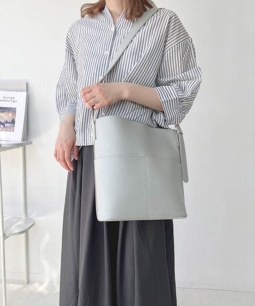 AS KNOW AS plus（アズノゥアズプラス）の「フェイクレザーショルダーバッグ（ショルダーバッグ・レディース・ブラック/ライトベージュ/ダークブラウン/モカ/シルバー・FREE）」の5枚目の写真