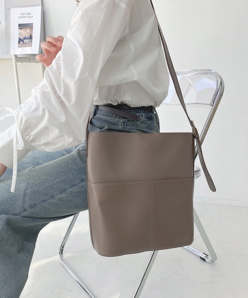 AS KNOW AS plus（アズノゥアズプラス）の「フェイクレザーショルダーバッグ（ショルダーバッグ・レディース・ブラック/ライトベージュ/ダークブラウン/モカ/シルバー・FREE）」の3枚目の写真