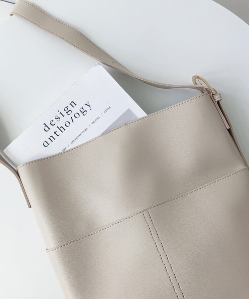 AS KNOW AS plus（アズノゥアズプラス）の「フェイクレザーショルダーバッグ（ショルダーバッグ・レディース・ブラック/ライトベージュ/ダークブラウン/モカ/シルバー・FREE）」の6枚目の写真