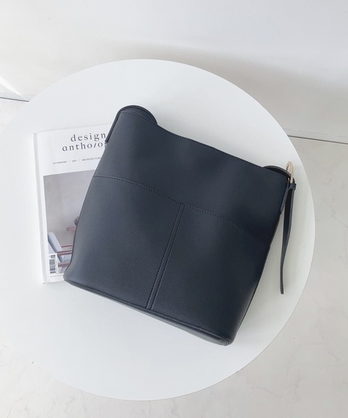 AS KNOW AS plus（アズノゥアズプラス）の「フェイクレザーショルダーバッグ（ショルダーバッグ・レディース・ブラック/ライトベージュ/ダークブラウン/モカ/シルバー・FREE）」の8枚目の写真