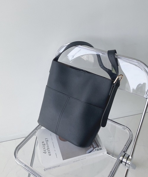 AS KNOW AS plus（アズノゥアズプラス）の「フェイクレザーショルダーバッグ（ショルダーバッグ・レディース・ブラック/ライトベージュ/ダークブラウン/モカ/シルバー・FREE）」の13枚目の写真