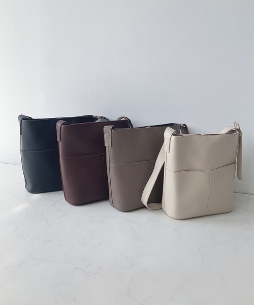 AS KNOW AS plus（アズノゥアズプラス）の「フェイクレザーショルダーバッグ（ショルダーバッグ・レディース・ブラック/ライトベージュ/ダークブラウン/モカ/シルバー・FREE）」の14枚目の写真