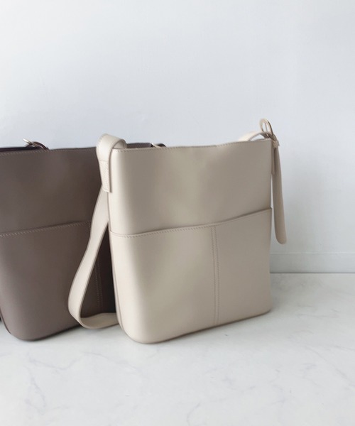 AS KNOW AS plus（アズノゥアズプラス）の「フェイクレザーショルダーバッグ（ショルダーバッグ・レディース・ブラック/ライトベージュ/ダークブラウン/モカ/シルバー・FREE）」の15枚目の写真