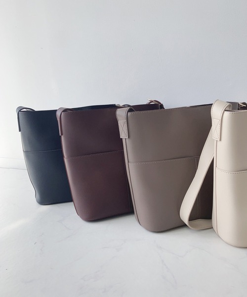 AS KNOW AS plus（アズノゥアズプラス）の「フェイクレザーショルダーバッグ（ショルダーバッグ・レディース・ブラック/ライトベージュ/ダークブラウン/モカ/シルバー・FREE）」の16枚目の写真